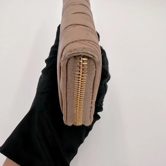 Miu Miu Portafoglio Lampo Matelasse Zip Wallet in Cammeo Beige.